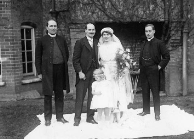 Clement Attlee and Violet Millar (centre)
Wedding on 10 January 19222