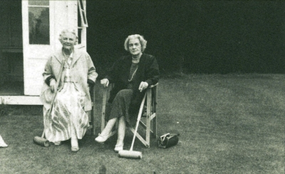 Dame Clementine Spencer-Churchill (l) and her sister, Nellie Romilly (r), 1954 2