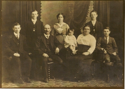 Back: William James, Annie and William Benjamin Lundy (l-r)
Front: Albert, William, Percy, Elizabeth, Eric Lundy (l-r)